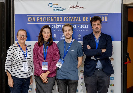 The Ombuds Officer and her assistants with the Vice-Secretary of the UV, Andrés Boix.